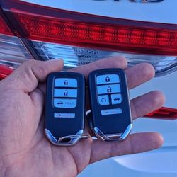 Car Keys And Remotes  / Llaves De Carro Y Controlles 