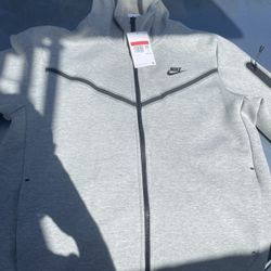 Nike Tech Fleece Large (new)