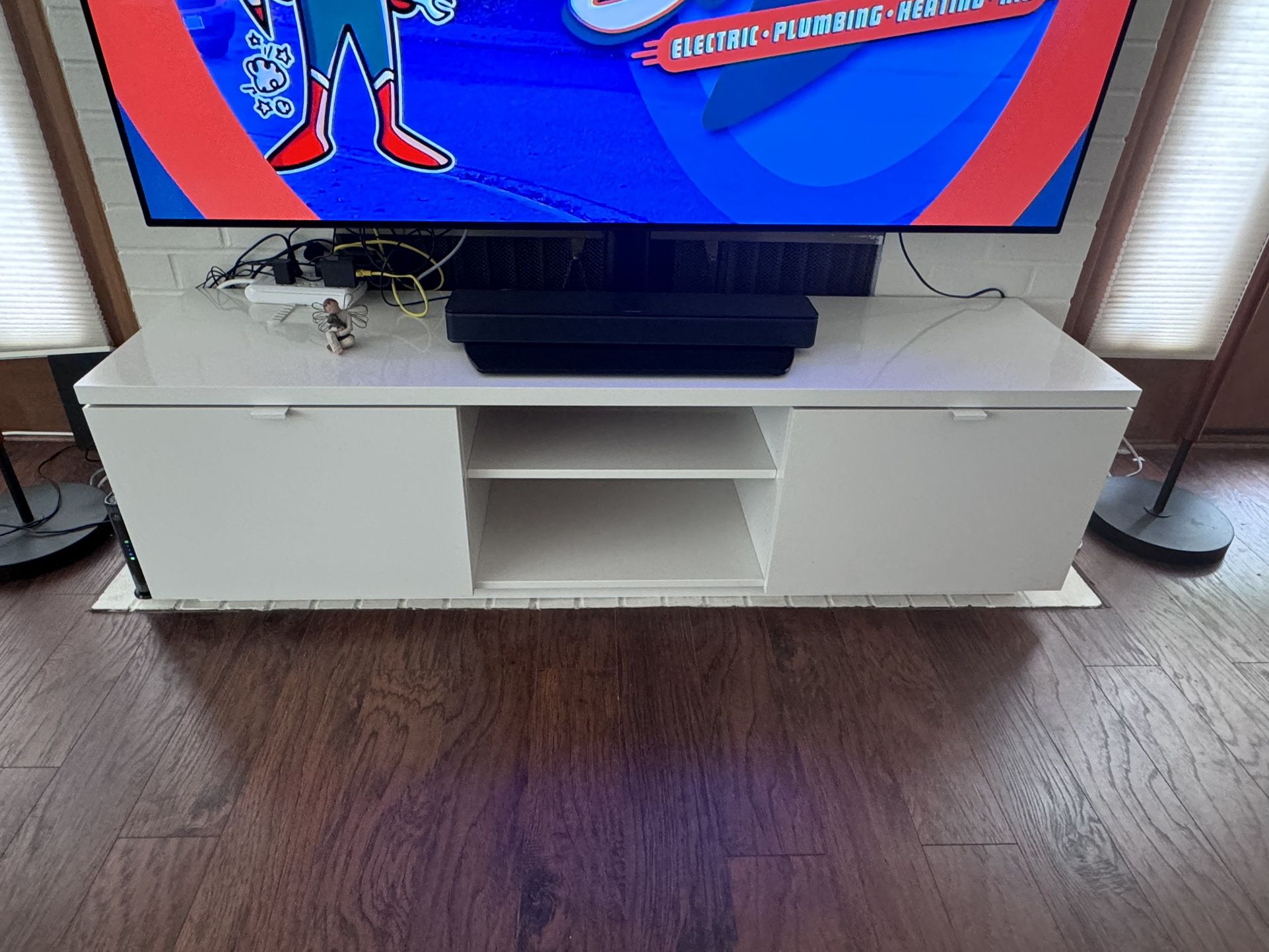 White Glossing Tv Stand