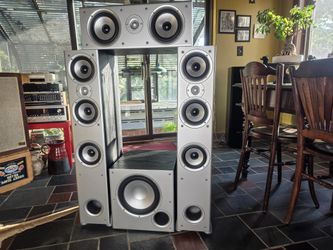 Speakers (02) Polk audio monitor 60. floor standing speakers. center CS2. sub PSW 10. Like new
