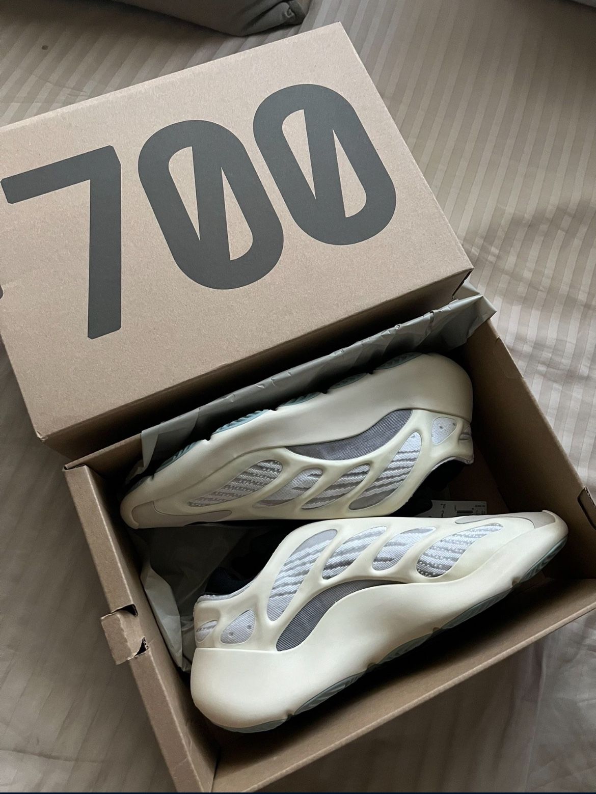 ADIDAS YEEZY 700 V3: Azael