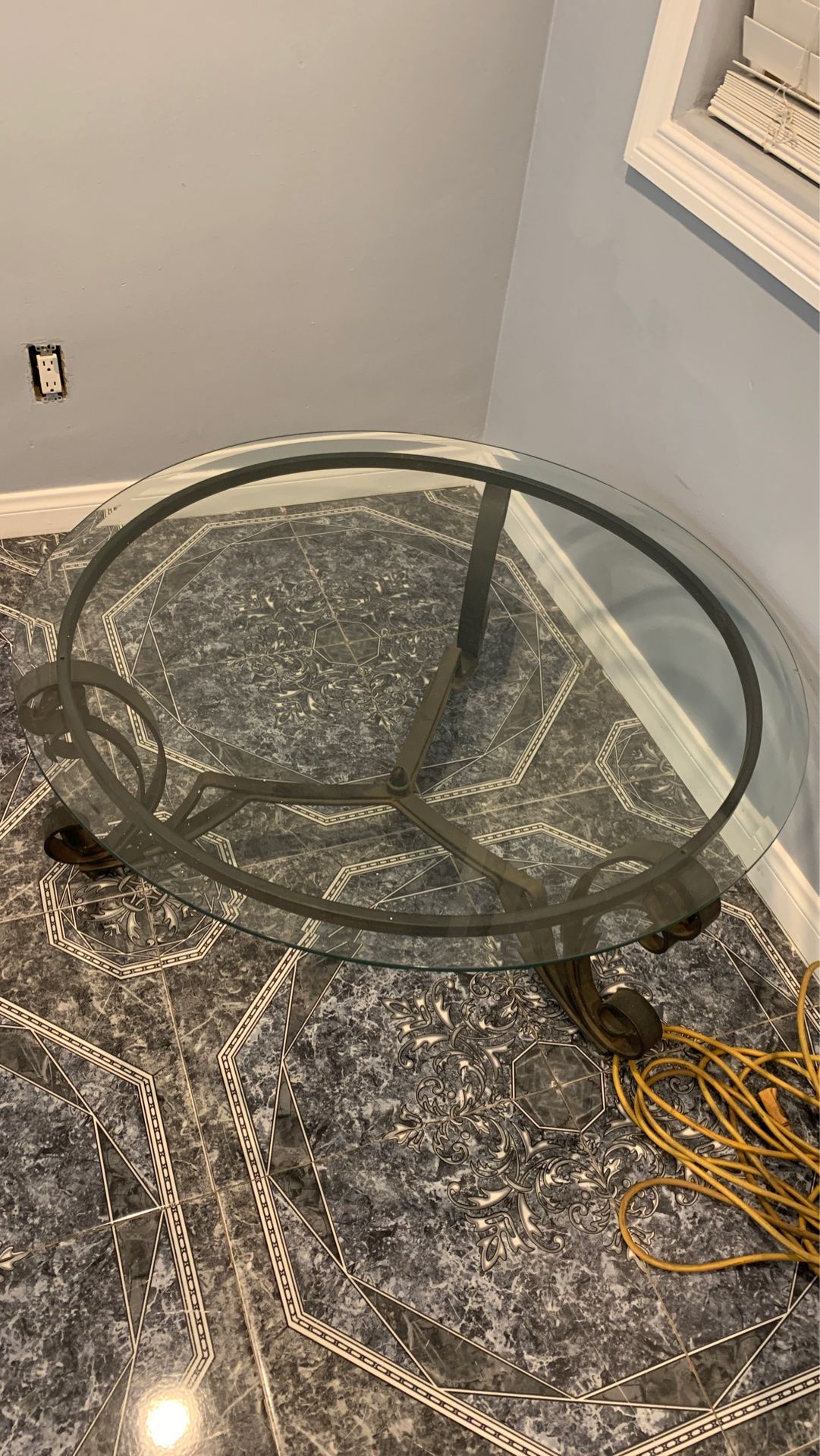 Free glass table