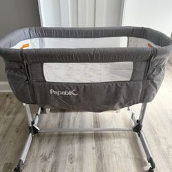 Bassinet and Bedside Sleeper + travel bag & two boxes of unopened sheets