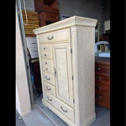 🌿BEAUTIFUL ARMOIRE /DRESSER☘️