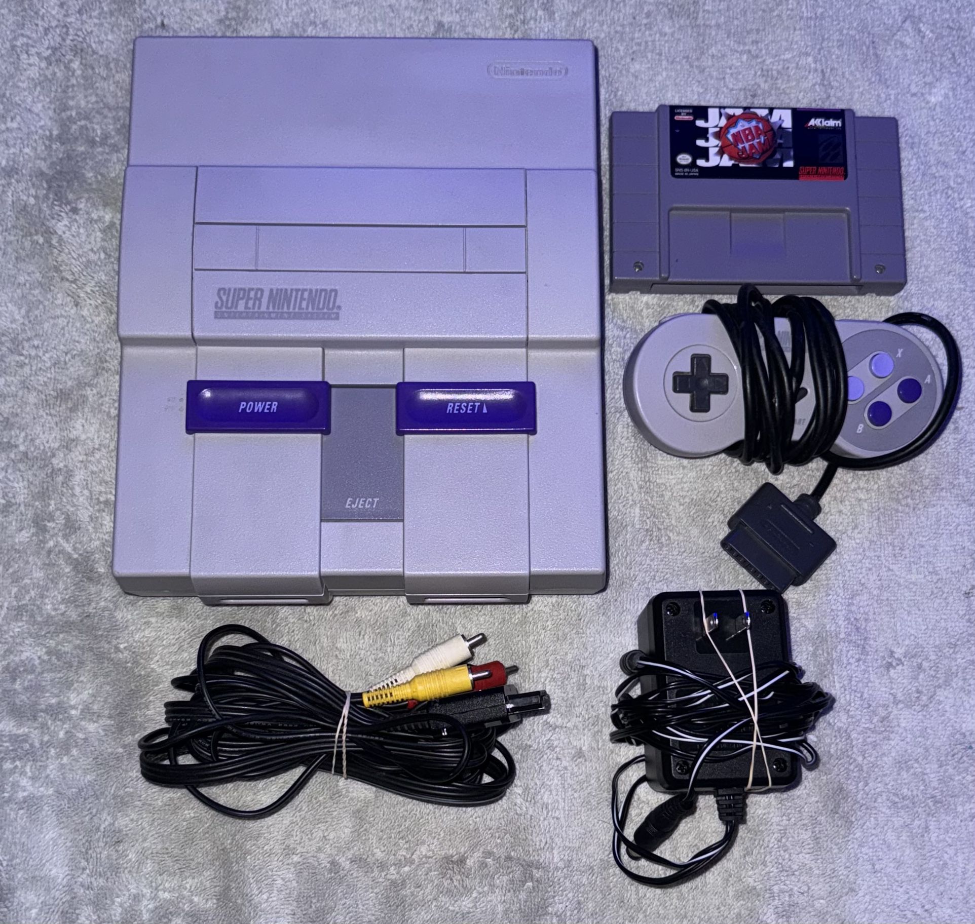 SUPER NINTENDO ENTERTAINMENT SYSTEM SNES CONSOLE WITH VIDEO GAME & CONTROLLER