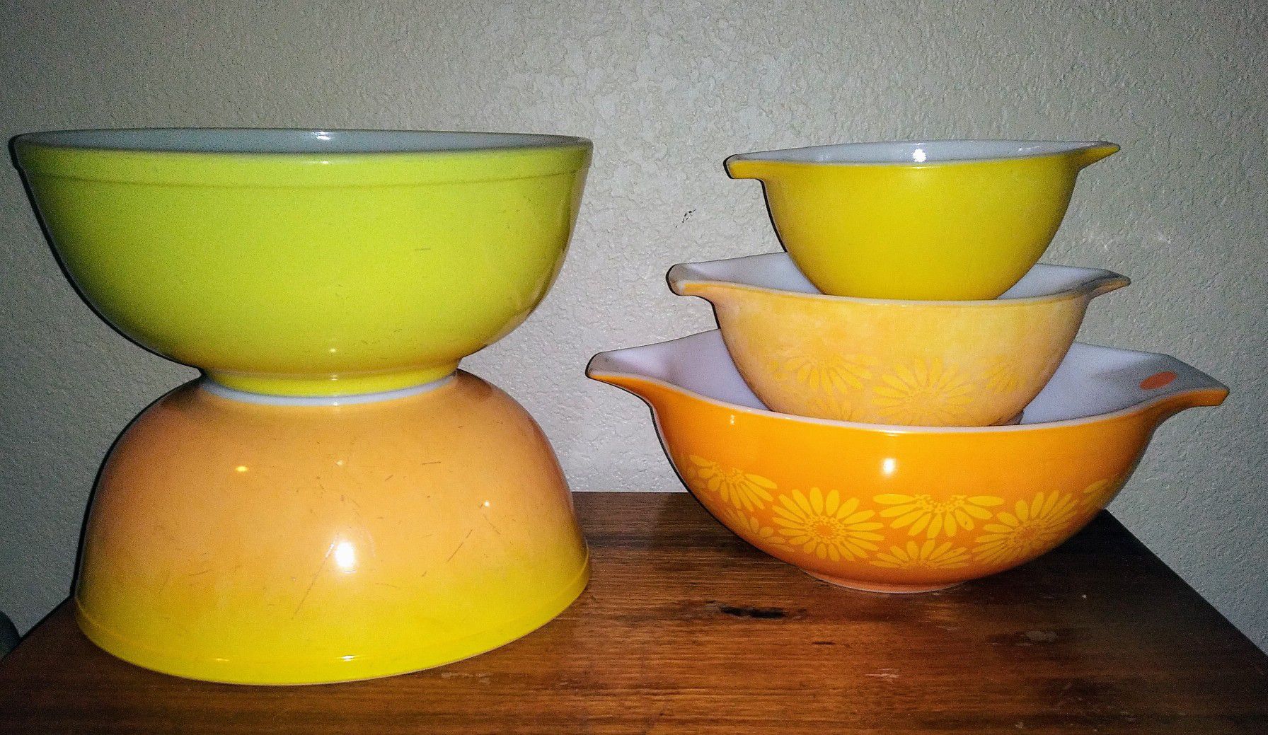 Vintage Pyrex lot.... There's quit a bit of ware on these bowls. Please see the provided pictures.