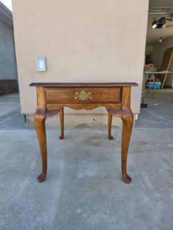 Vintage Thomasville solid oak Queen Anne End table
