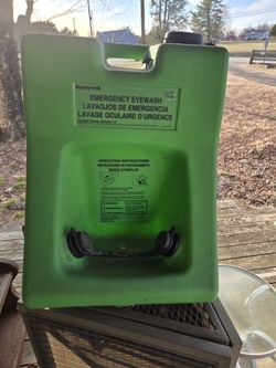 Eye Wash Station 
