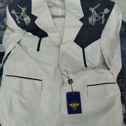 Solo $30 Cada Uno O Los Dos X $50 2 Trajes Tipo Vaqueros..Cada Uno Son De Dos Piezas..Pantalon Y Chaleco..Y Son Dos Diferentes Estilos..