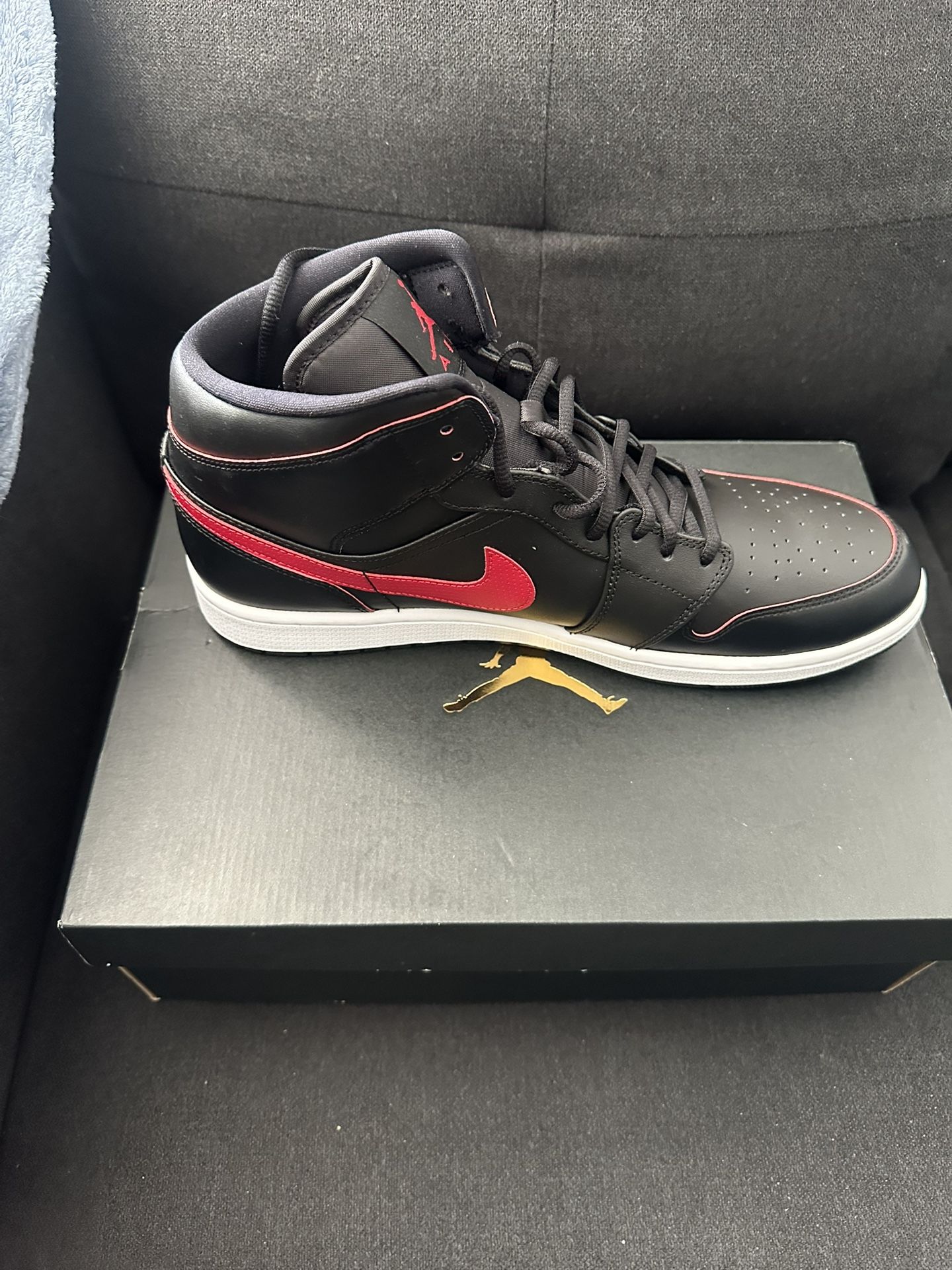 Jordan 1 mid
