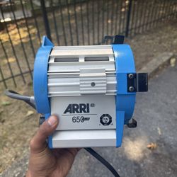 ARRI 650 Plus Fresnel Studio/Stage Light – 650W Professional Film Lighting
