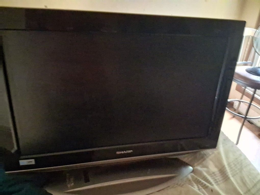16 Inch Sharp TV Comes With Stand