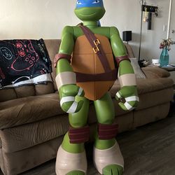 4ft Colossal Leonardo Ninja Turtle
