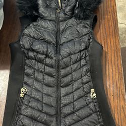 Women's Embossed Faux-Fur-Trim Hooded Puffer Vest XS Great Condition