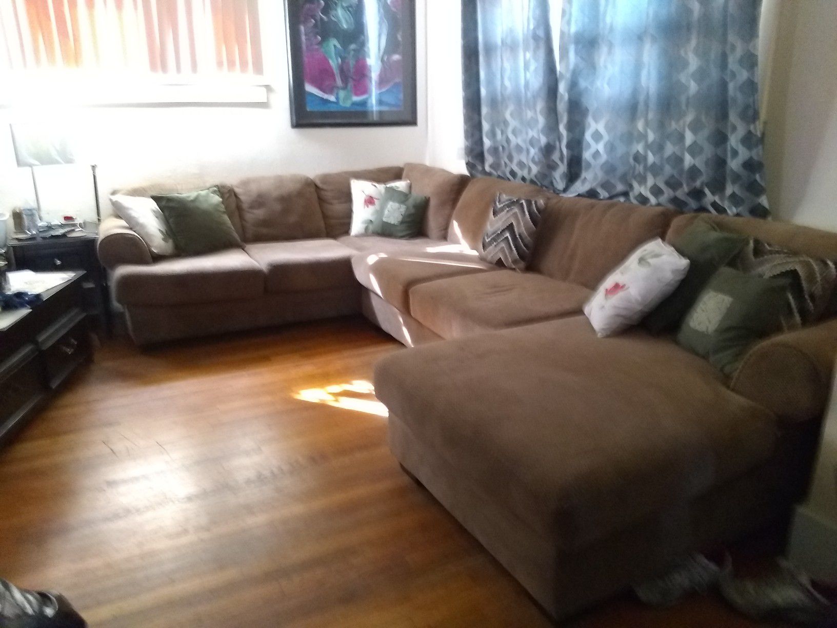 Sectional sofa with chaise lounge. Like new. Furniture row. No rips or tears. Excellent.