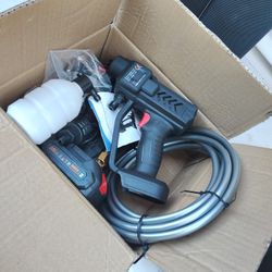 Pressure car washer with two batteries.
Pistola de precisión para lavar carros con dos baterías.