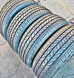 225 60 18 Bridgestone tires Con 80% de Vida Las 4