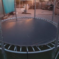 10' Trampoline (Needs Mat Replacement) 