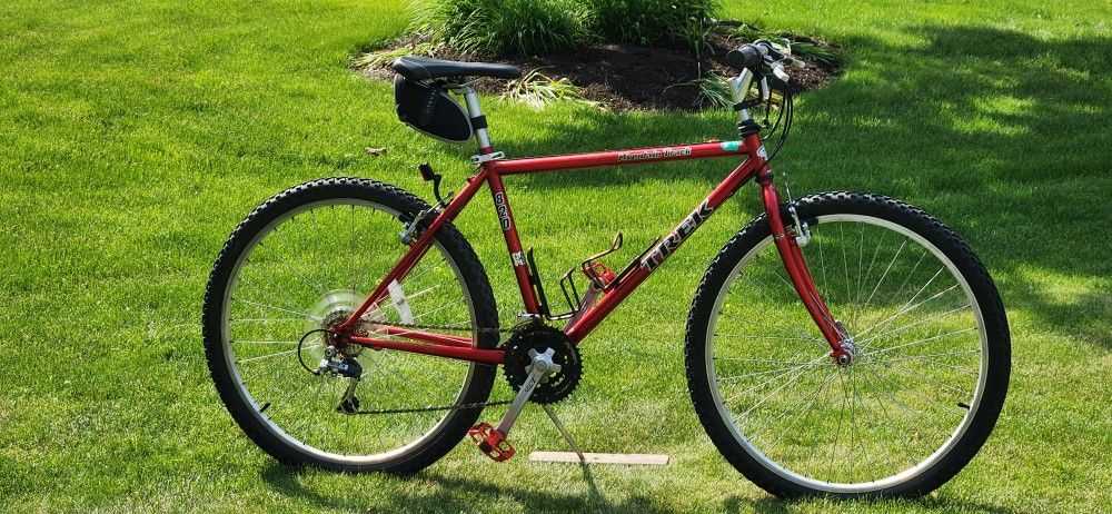 TREK 820 MOUNTAIN BIKE - MEDIUM CROMOLY FRAME - COMPLETELY TUNED