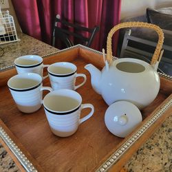 Ceramic Tea Pot With 4 Ceramic Cups. Excellent Condition. No Chips.