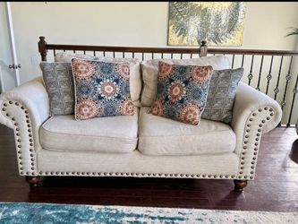 Raymour & Flanigan Corliss Loveseat – 2 Seater Couch – Good Condition