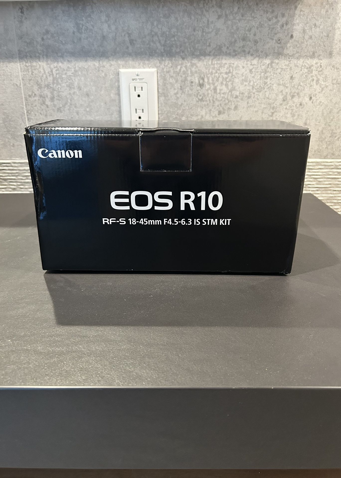 Canon EOS R10 Mirrorless Camera with 1845mm Lens for Sale in Fullerton