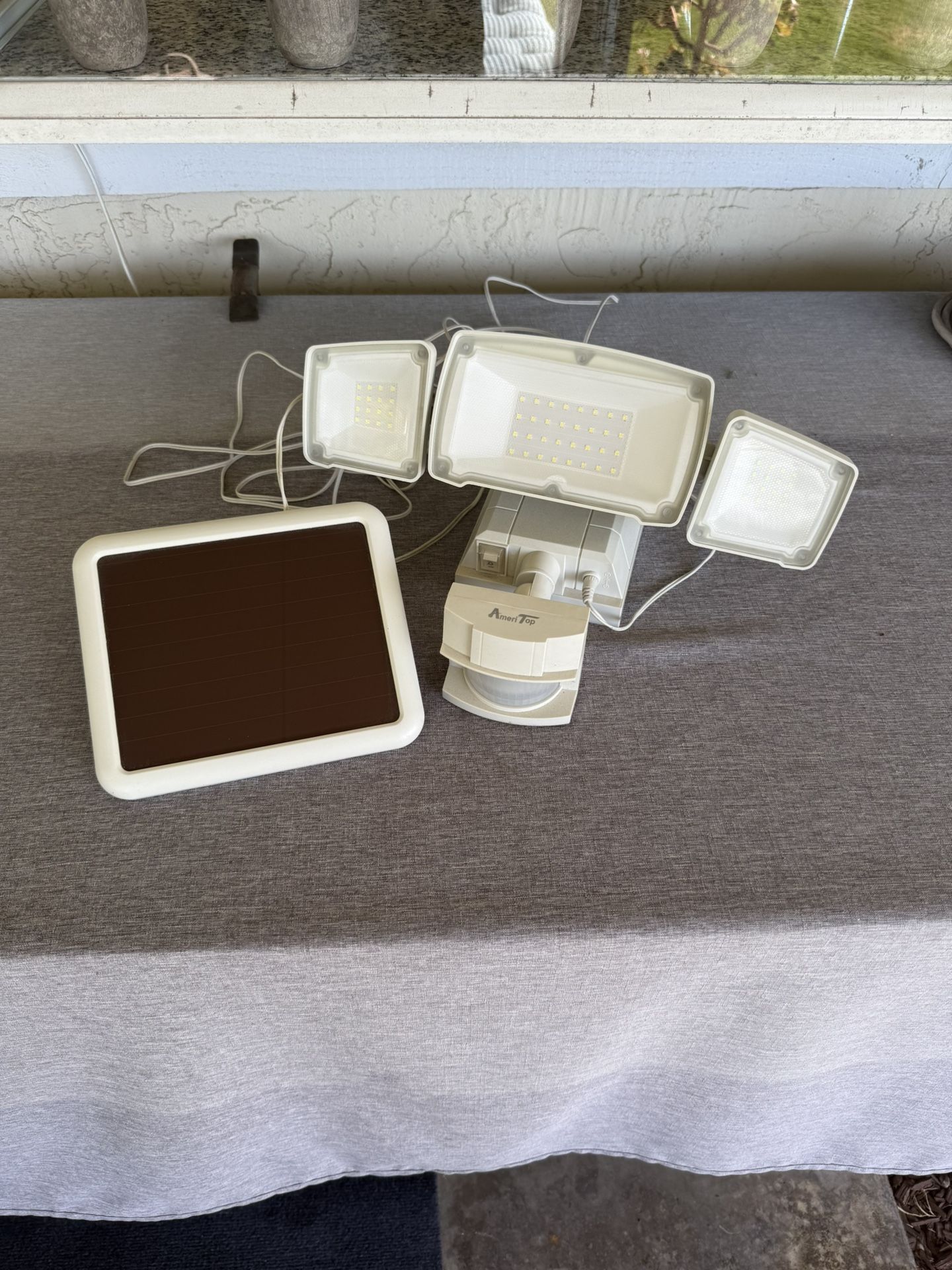 Flood Light - Solar Powered Motion Detecting