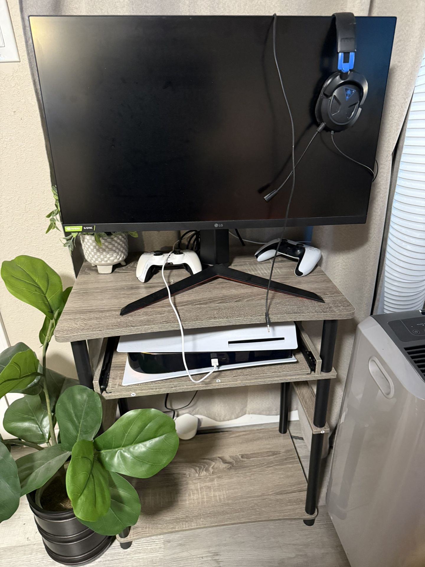 Gaming Setup Ps5 , Gaming Monitor, Controllers , Headset