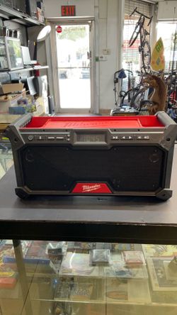 Milwaukee 2952-20 M18 Bluetooth Jobsite Radio with battery lightly used