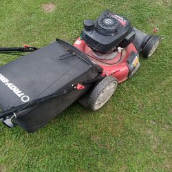 Nice Mower runs smooth
Bag included 
Self propelled 
One pull start 
Delivery Available 
Deck has rust as seen in pics

