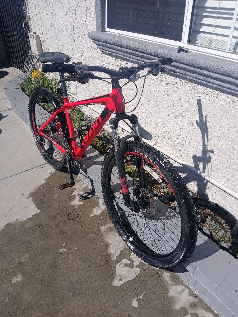 Giant 27.5 Talon 2 Mountain Bike With Disc Brakes