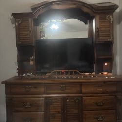 Dresser With Mirror