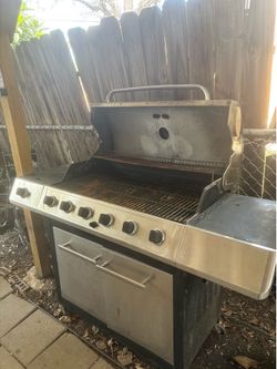 Outdoor gas grill