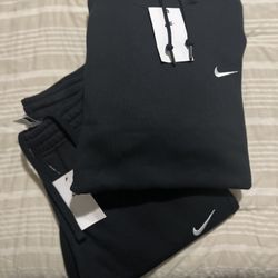 Nike Sportswear Club Fleece & Nike Sportswear Club Fleece Joggers (SIZE XLARGE )