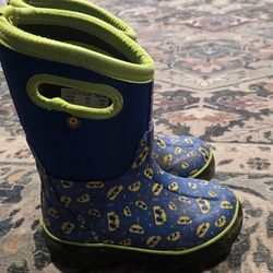 Bogs - Insulated and Waterproof Boots, size 9 little kids  (taco design)
