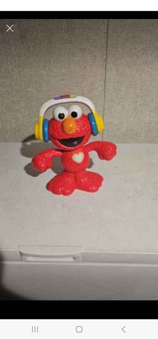 Singing And Dancing Elmo