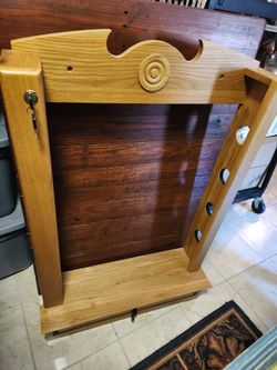 rifle rack...with 4 keys...Oak