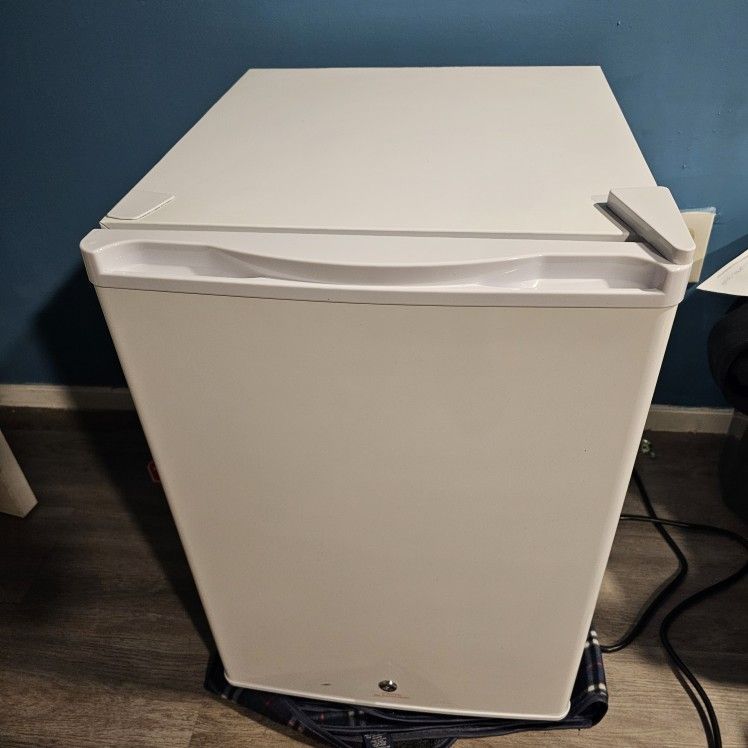 Mini fridge
