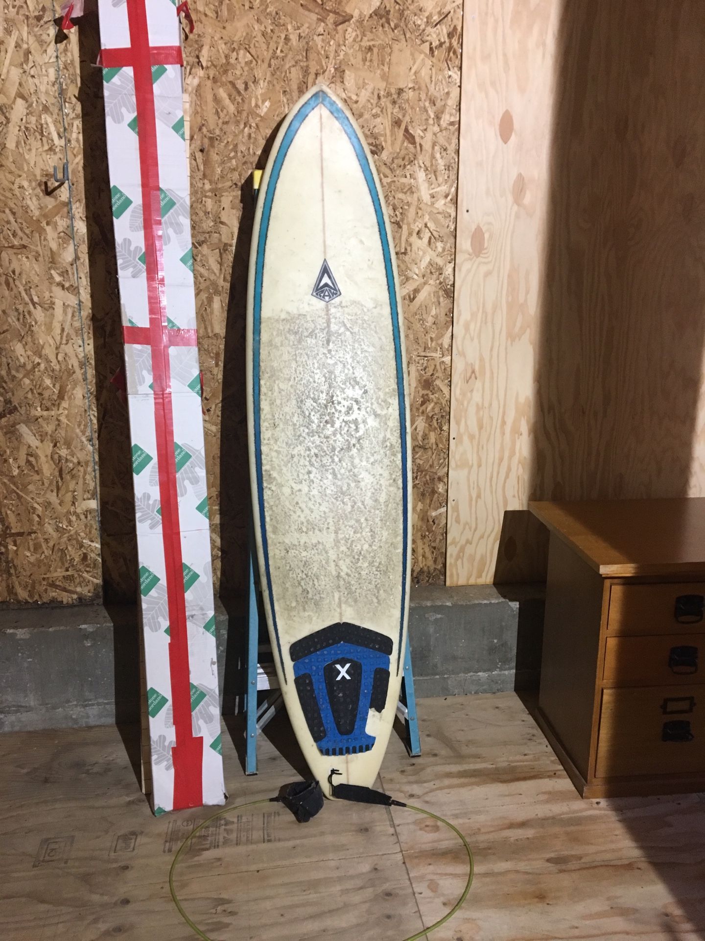 6’10” surfboard with leash