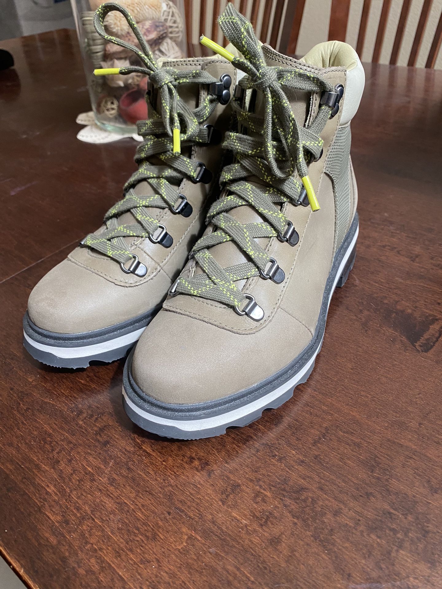 Women’s Sorel Hiking Boots Size 7.5