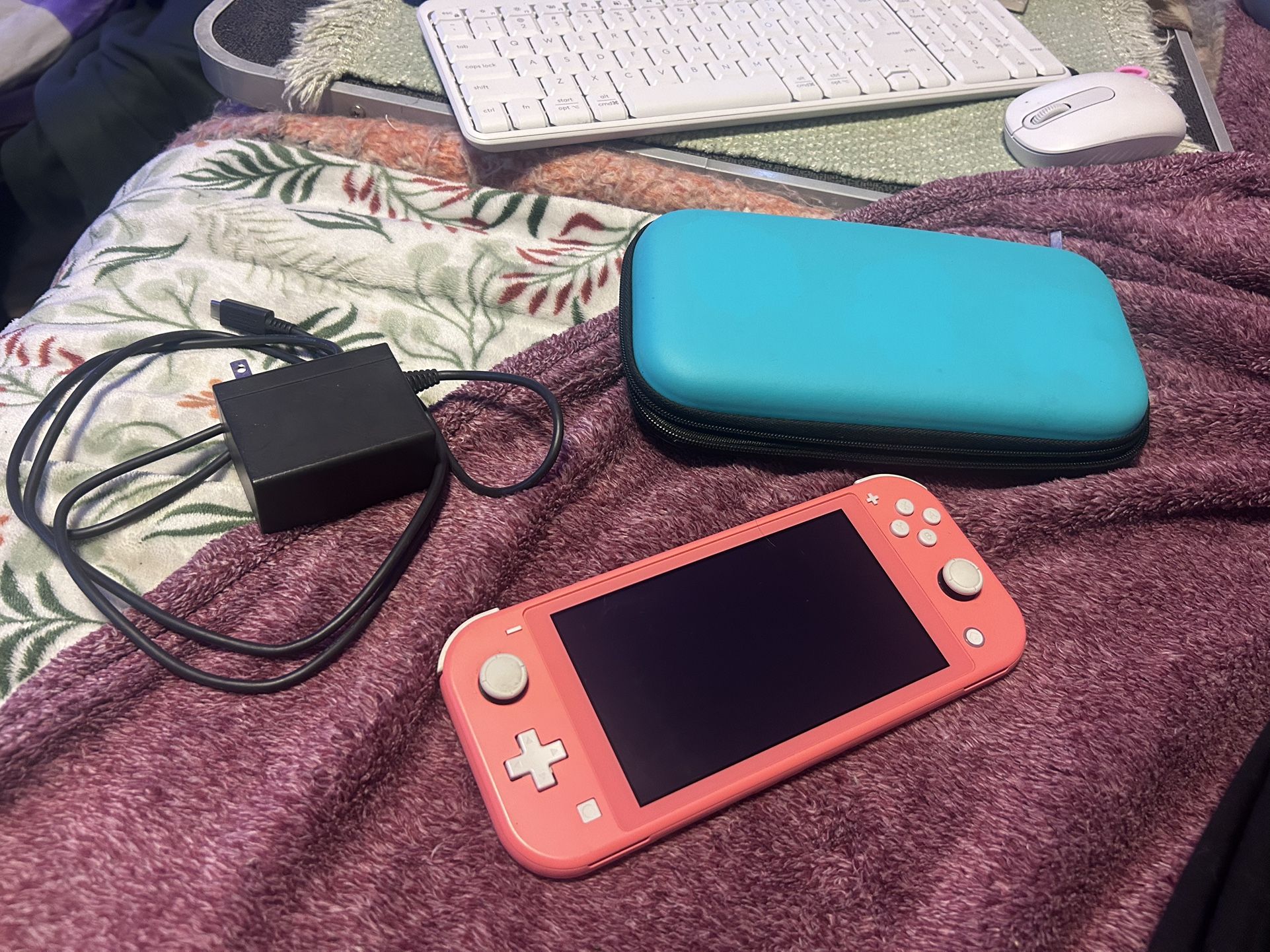 Switch Lite, Case & Charger