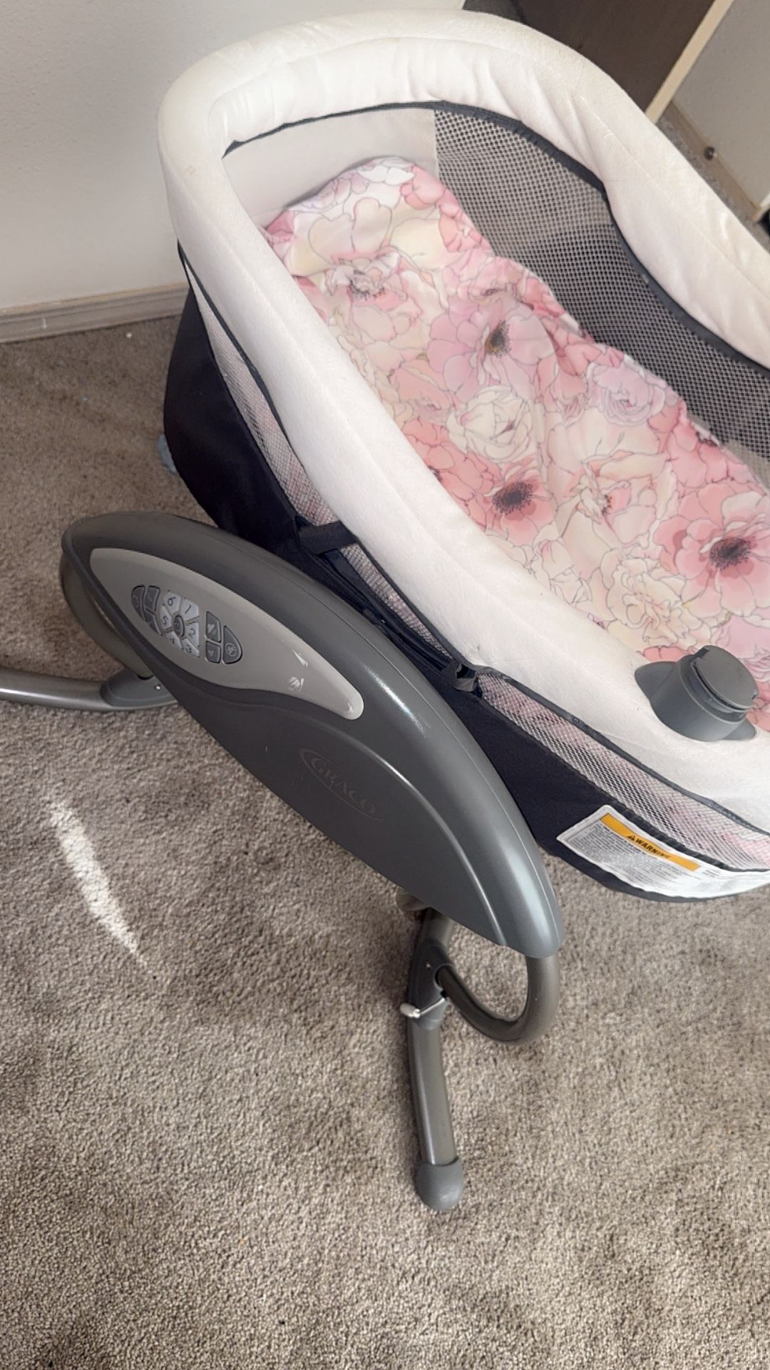 Rocking baby bassinet