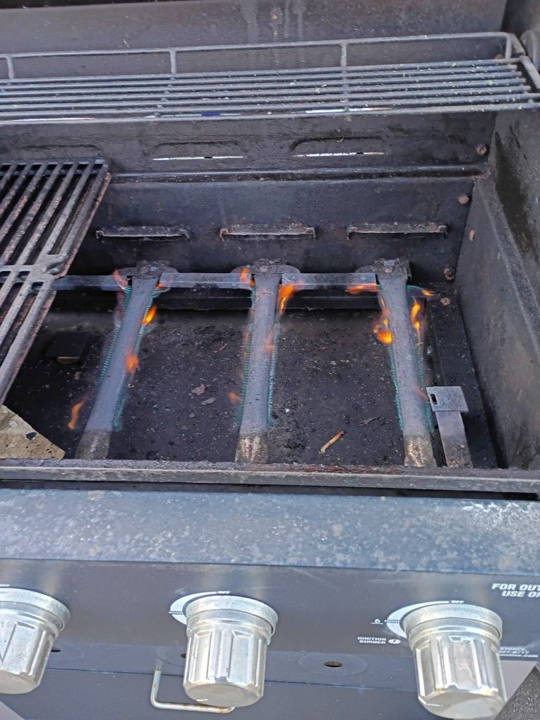 Barbecue Grill For Sale B R I And K M A N Grill Still Works All The Burners Will Go On Sometimes The Clicker You Have To Play With $80