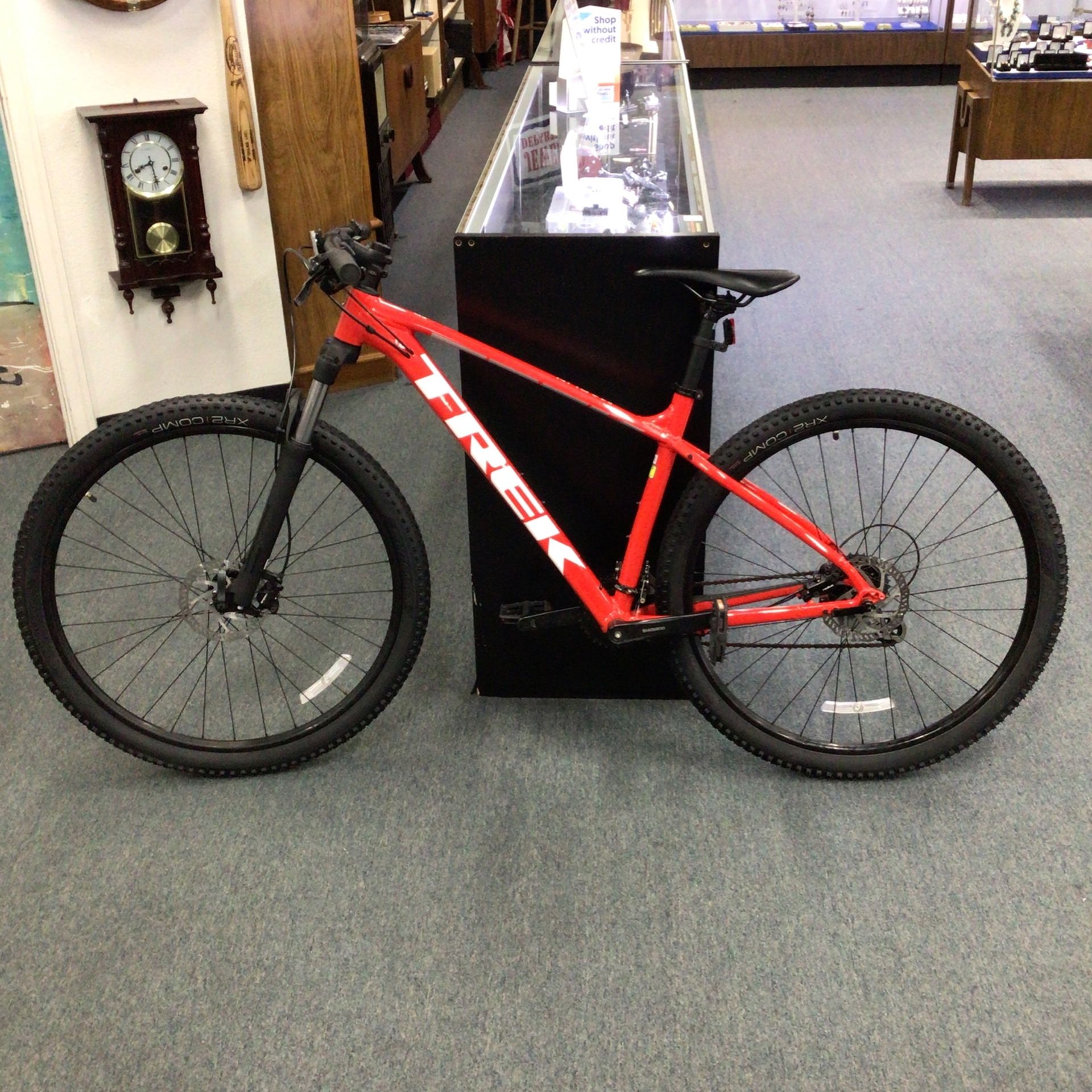 Trek Marlin 5 16-Speed Mountain Bike 29” Wheel Disc Brakes Adjustable Shocks Size ML