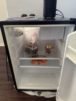 Mini Fridge Black and Decker for Sale in Glendale, AZ - OfferUp