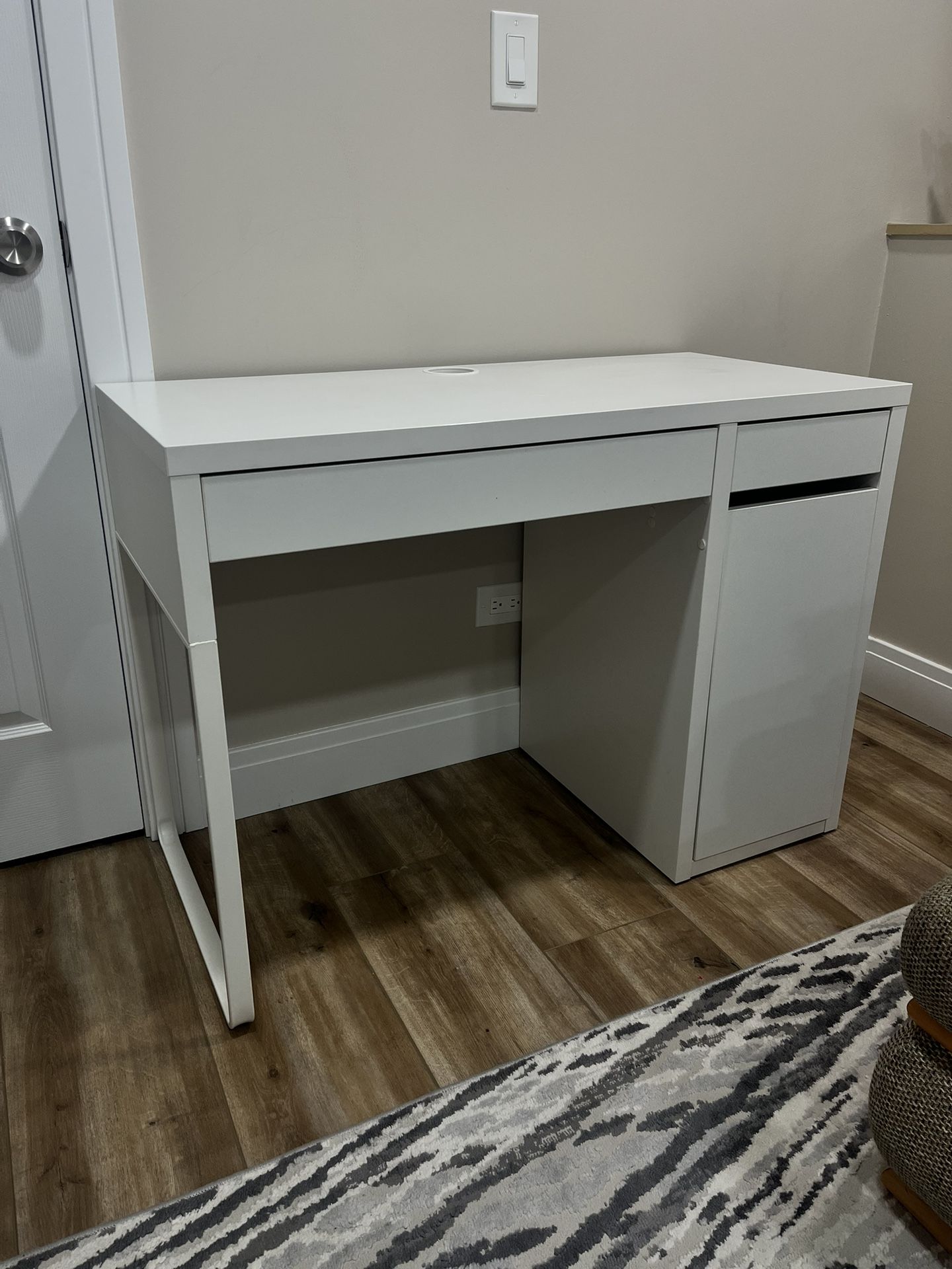IKEA MICKE Desk