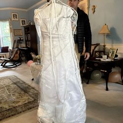 Beautiful Wedding Dress. Guess Is Size ; Or 6. 