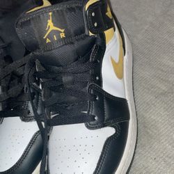 Jordan 1 Mid Black 