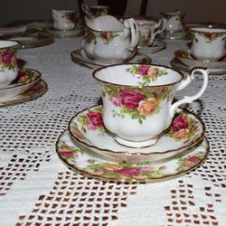 Vintage 1962 Royal Albert Old Country Roses bone china (36 pieces)