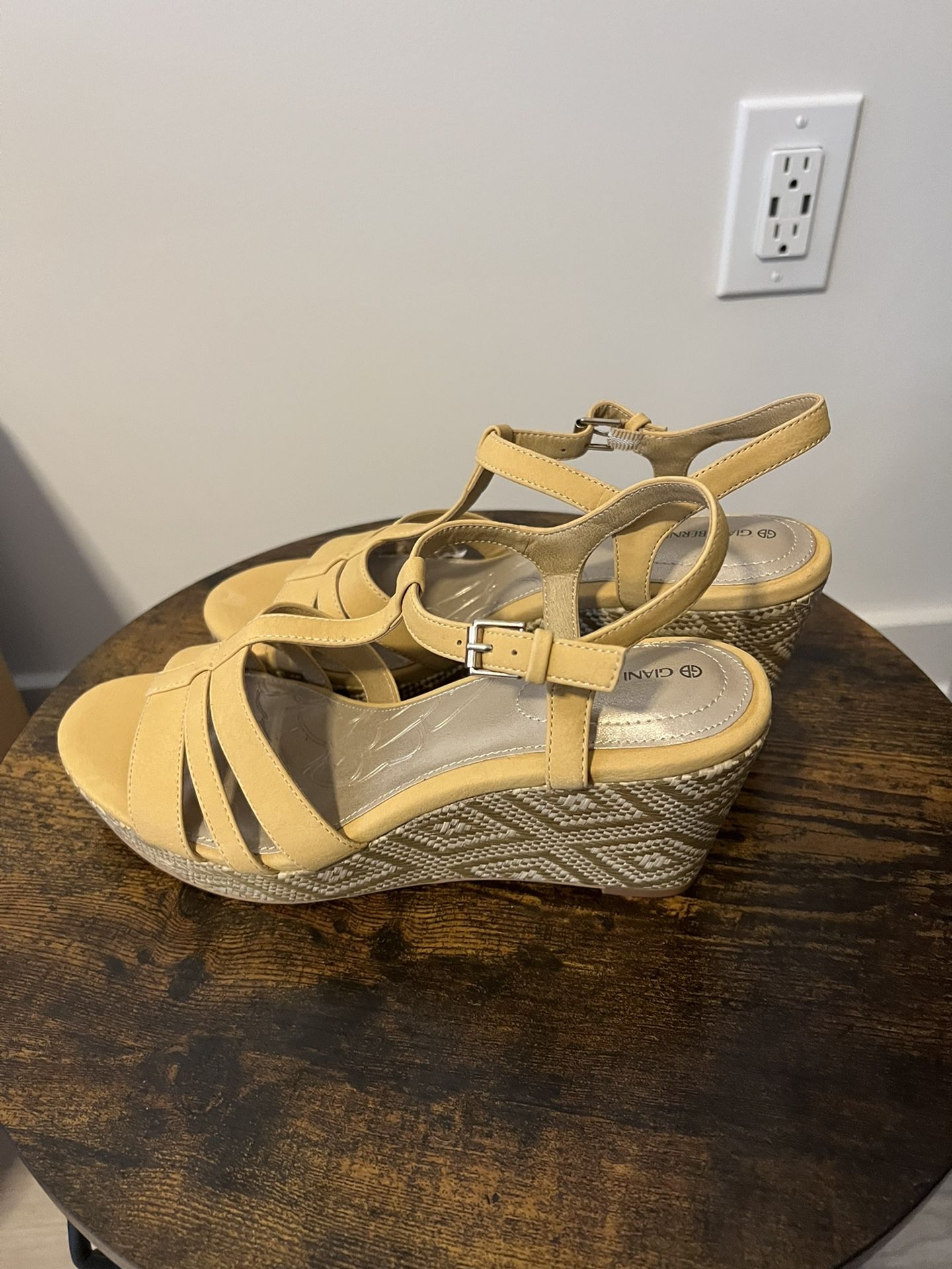 GIANI BERNINI Yellow Wedge Sandles Size 8.5 - New In Box